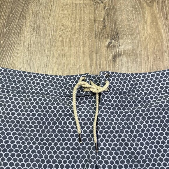 Faherty Mens Gray & White Slim Fit  Fishscale Batik Print Boardshort Size 36 - Picture 2 of 11